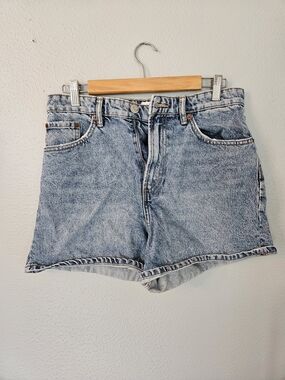 Zara  Wash High-Rise Denim Shorts in Light Blue. Size 8